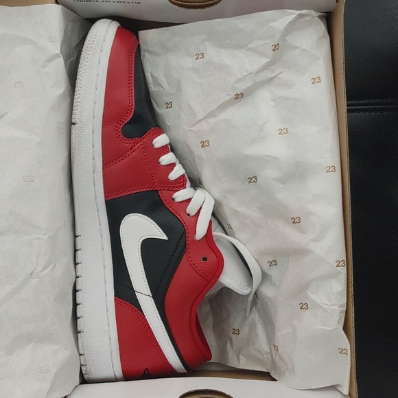 🔥WMNS AIR JORDAN 1 LOW🔥 - Picture 3 of 4